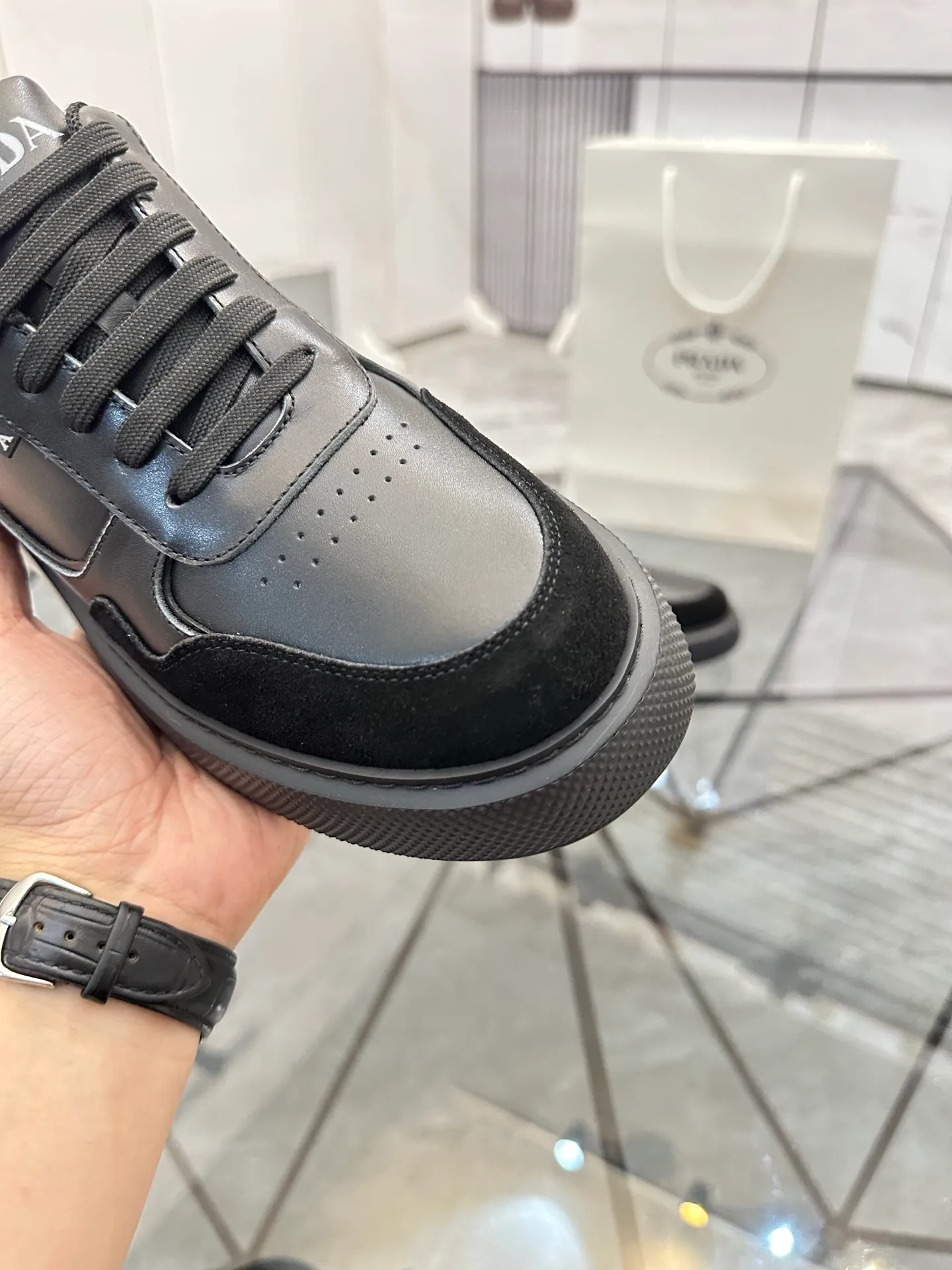 Men's shoes: 💰P580¥ High-end top quality Product trademark: Prada *"Prada*" low-top casual shoes Regular size: 38-45 (can be customized to 46) Product materials: imported first-layer cowhide stitching nubuck leather upper, breathable lining, cowhide foot pads, original ultra-light foam outsole. No.: 001